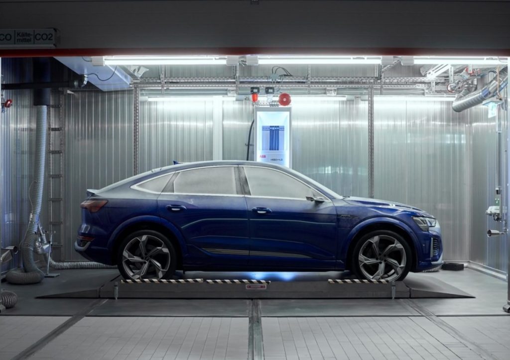 Audi Q8 e tron w tunelu klimatycznym