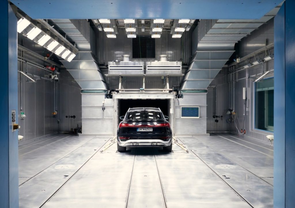 Audi posiada specjalny klimatyczny tunel aerodynamiczny do etstowania pojazdow